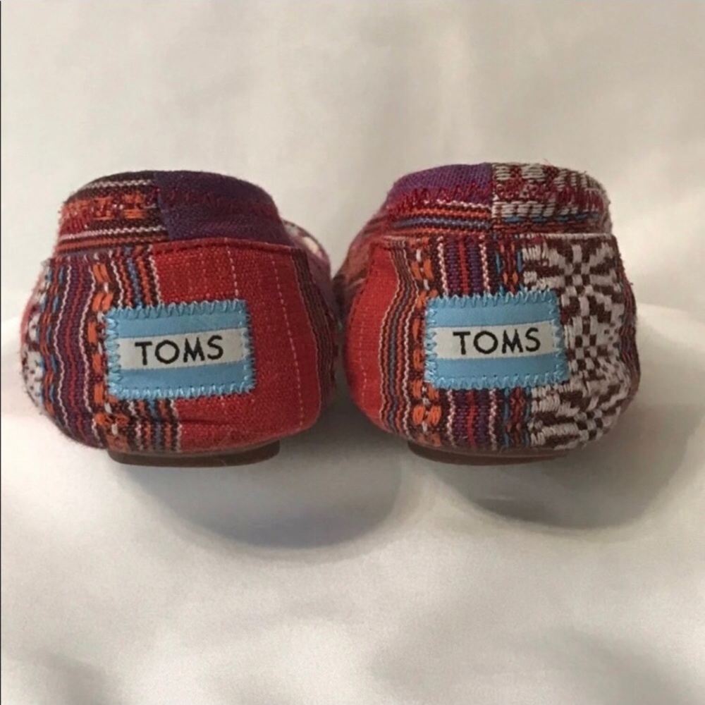 TOMS Tribal Flats Size 6
One for One